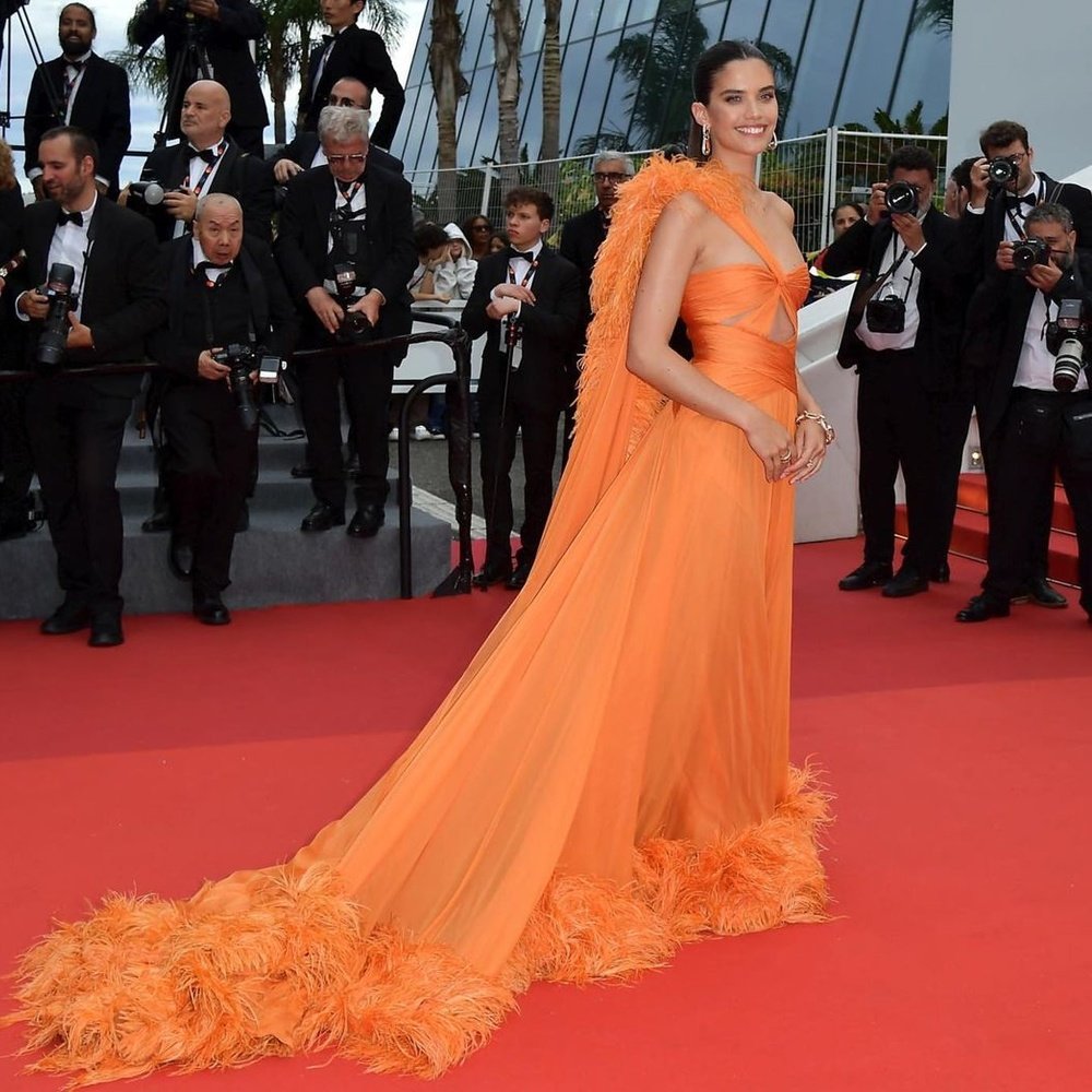 ساره سمبايو في فستان باللون البرتقالي من زهير مراد2079641570.jpg